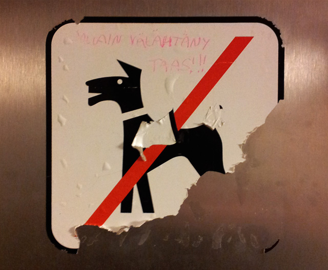 Ei koiria hissiin -tarra