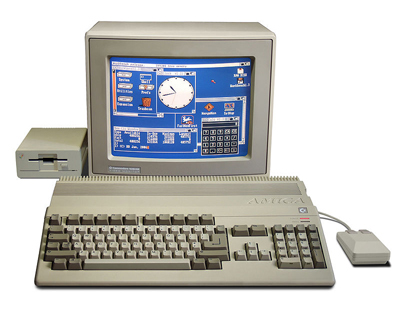 Amiga500 ulkoisella lisälevyasemalla varustettuna. Kuva: Bill Bertram (CC BY-SA 2.5)